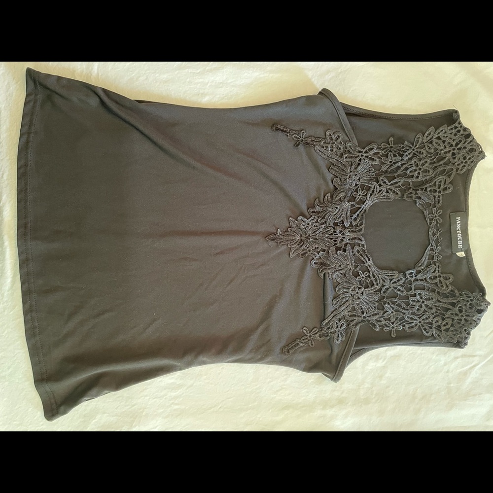 Cute keyhole top
